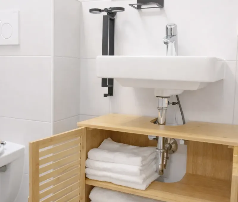Badezimmer im Ferienhaus Seeblick mit Waschbecken, Ablage und Handt&uuml;chern.