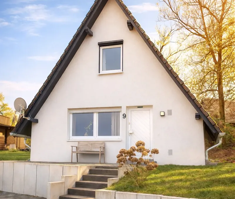 Ferienhaus Seeblick mit Terrasse, Eingangstreppe und Gartenbereich.