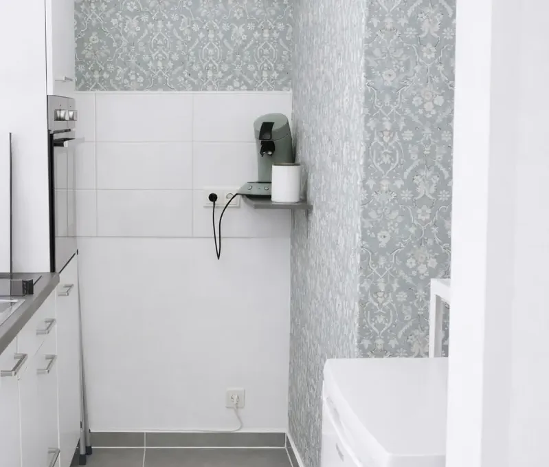 Badezimmer im Ferienhaus Seeblick mit Dusche, WC und hellen Fliesen.