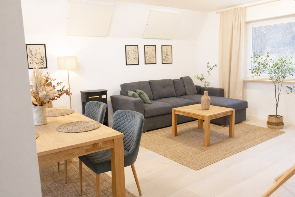 Wohnbereich mit Esstisch Ferienhaus Seeblick