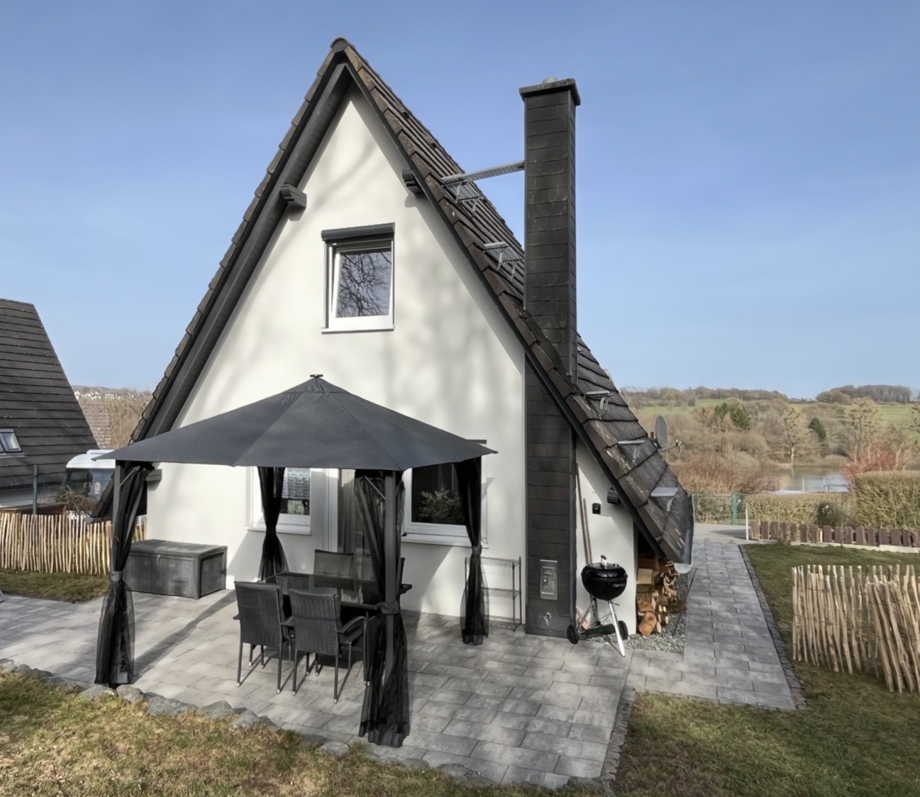 Garten mit Terrasse und Grill. Ferienhaus Seeblick im Westerwald